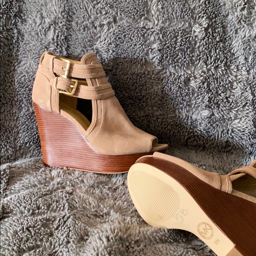 MK Wedges Size 8M